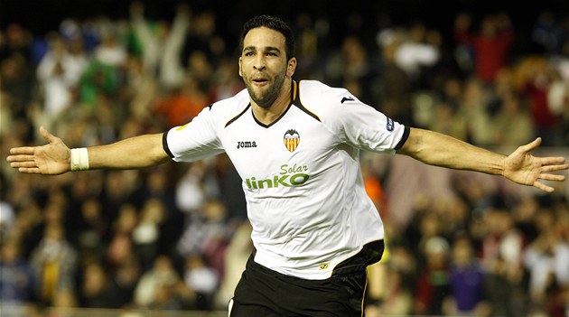 ST�ELEC Z OBRANY. Adil Rami, stoper Valencie, slaví jednu ze svých branek ve