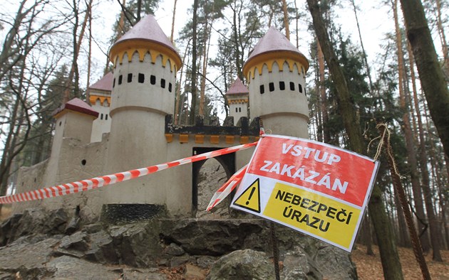 Vandalové poni�ili Ko�i�í hrádek u Slati�an. 