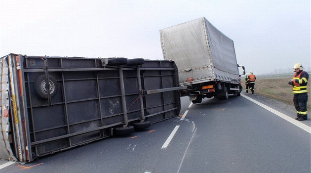 Na Česko se žene vichr. Držte pevně volant, pozor na mostech a u kamionů