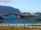 Mosty, mosty a zase mosty. Jzda ve fjordech je opravdu na mnoho a mnoho...