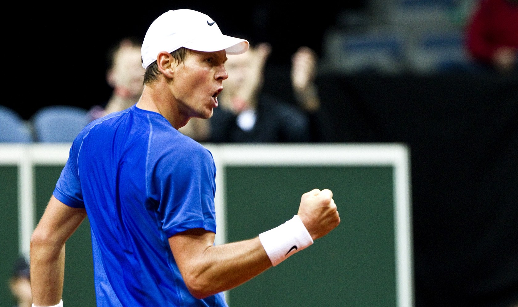 RADOST NA V�ECH FRONTÁCH. Tenista Tomá� Berdych se raduje v zápase Davisova poháru proti Janku Tipsarevi�ovi ze Srbska. Radost má také sázka�, který na Berdycha vsadil velké peníze.