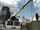 Písluníci mírových sbor OSN staví v beznu 1993 bunkr ped jednou z budov...