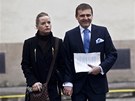 Vít Bárta se svou enou Kateinou Klasnovou míí k soudu (6. dubna 2012).