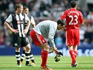 NEZVYKLÉ STAROSTI. Liverpoolský fotbalista José Enrique si po vylouení gólmana...