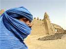 Tuareg stoj na archivnm snmku ped starobylm Timbuktu v Mali (19. bezna...