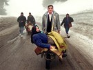 Rodina kosovských Albánc prchá ped Srby do erné Hory (zima 1999)