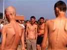 Vyhublí bosentí a chorvattí válení zajatci v táboe u bosenské Trnopolje...