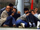 Bosané se bhem mírové demonstrace v Sarajevu kryjí ped stelbou odstelovae...