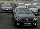 Policie pole proti silniním pirátm dvacet nových voz Volkswagen Passat. (2....