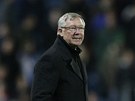 POZORNÝ DOHLED. Alex Ferguson sleduje, jak si vedou jeho svenci.