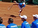RETURN. Francouzský tenista Jo-Wilfried Tsonga vybírá podání a vechno sledují