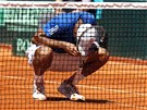 BOLÍ. Francouzský tenista Jo-Wilfried Tsonga se vzpamatovává z bolesti, protoe