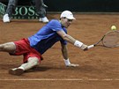 BUDE TO MÍT? eský tenista Tomá Berdych se v krkolomné pozici snaí vybrat