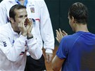 ÚSP̊NÁ DVOJICE. etí tenisté Radek tpánek (vlevo) a Tomá Berdych se radují