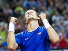 ZVLÁDL JSEM TO. eský tenista Tomá Berdych oslavuje vítzství nad Jankem...