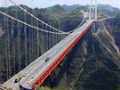 V ínské provincii Chu-nan oteveli nejdelí visutý most spojující dva tunely...