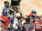 Potyka v úvodním finále hokejové extraligy mezi Pardubicemi a Kometou Brno.