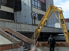 Za�ala demolice Domu kultury Inwest v Plzni. (4. 4. 2012)