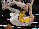 Smeující Josh McRoberts z Los Angeles Lakers
