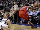 Dirk Nowitzki z Dallasu na palubovce, o mí ho obral Eric Bledsoe z LA Clippers.