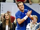 DOKÁZALI JSME TO, DRAHÁ. Tomá Berdych se raduje z prvního bodu proti Srbsku,