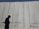 Izraelský voják prochází podél bariéry vytvoené okolo Západního behu.
