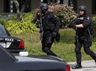 Policisté ze speciální jednotky ped budovou koly v americkém Oaklandu (3.