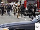 Policisté odcházejí z místa stelby v americkém Oaklandu (3. dubna 2012)