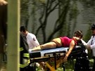 Záchranái peváejí jednu ze zranných pi stelb ve kole(3. dubna 2012)