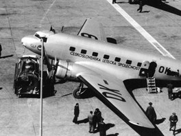 Letadla rozmístná na letitní ploe v 30. letech minulého století.  V prvním...