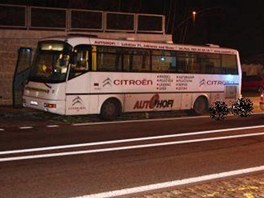 Na to, e vlee chodce, upozornil autobuska a kolemjedouc idi osobnho...