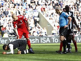 CO JE MU? James Perch, fotbalista Newcastlu (vlevo), kleí na zemi po hlavice...