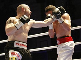 ZSAH. esk boxer Luk Konen (vlevo) zasahuje v zpase o titul WBO v lehk