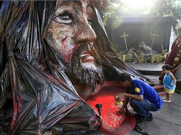 Filipínský umlec Ronald Bautista pracuje na skulptue znázorující utrpení...