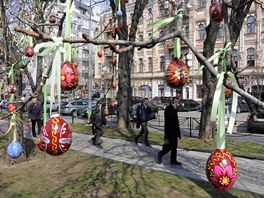 Ze strom v Kyjev visí velikononí vajíka. Ortodoxní Velikonoce se slaví...