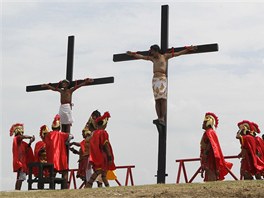Filipíntí kajícníci ve mst San Fernando se na Velký pátek nechali tradin...