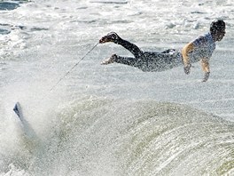 Australský surfař Mitch Crews během závodů Vans Pier Classic na kalifornské...