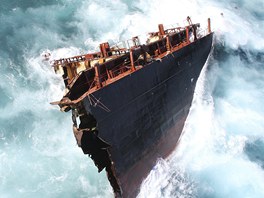 Zlomený trup lodi Rena se zmítá v příboji u pobřeží Nového Zélandu. Z plavidla,...