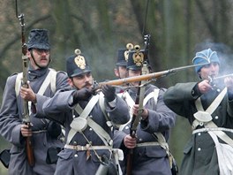 Historické jednotky pedvedly v josefovské pevnosti ukázku bitvy z roku 1864,...