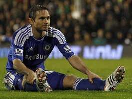 ACH JO Frank Lampard z Chelsea sed na trvnku a zpytuje svdom po remze na