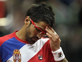 JE MI OUVEJ. Srbský tenista Janko Tipsarevi má smutný pohled poté, co se mu...