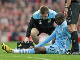 TO BOLÍ. Yaya Touré z Manchesteru City se drí za zranné koleno, kvli kterému...