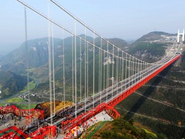 V ínské provincii Chu-nan oteveli nejdelí visutý most spojující dva tunely...