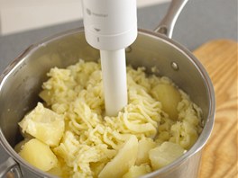 Nástavec Purée Masher lze pou�ívat p�ímo v hrnci.