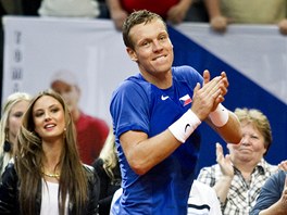 DOKZALI JSME TO, DRAH. Tom Berdych se raduje z prvnho bodu proti Srbsku,