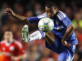 KROCEN BALONU. Ashley Cole z Chelsea bhem obtnho zpracovvn me.