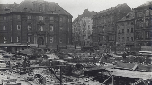 Při výstavbě budovy magistrátu se náměstí změnilo ve velké staveniště. Vpravo je vidět domy, které byly později zbourány a na jejich místě dnes stojí budova městské knihovny.