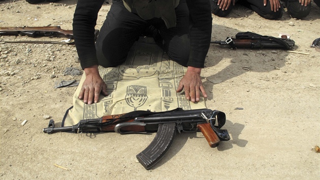 Písluníci Syrské osvobozenecké armády se modlí na pedmstí Damaku (31.