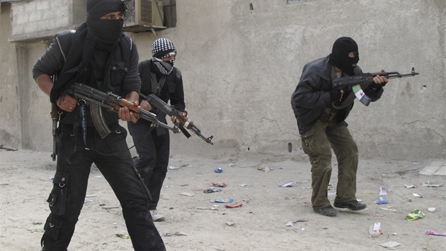 Písluníci Syrské osvobozenecké armády cvií na pedmstí Damaku (31. bezna