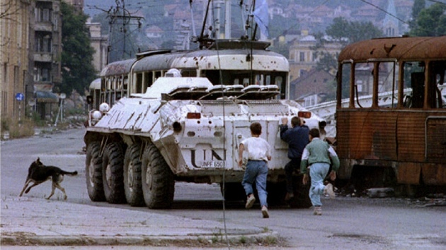 T�i chlapci se kryjí p�ed odst�elova�i za transportérem modrých p�ileb (10....